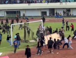 Ricuh! Laga Persela Lamongan vs Persijap Jepara Dihentikan
