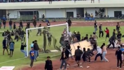 Ricuh! Laga Persela Lamongan vs Persijap Jepara Dihentikan