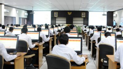 "BKN siapkan sistem tes CPNS baru yang lebih fleksibel. Hasil tes CAT akan jadi sertifikat yang berlaku 2 tahun, mirip TOEFL, untuk efisiensi dan kemudahan pelamar. (Dok. KEMENPAN RB)"