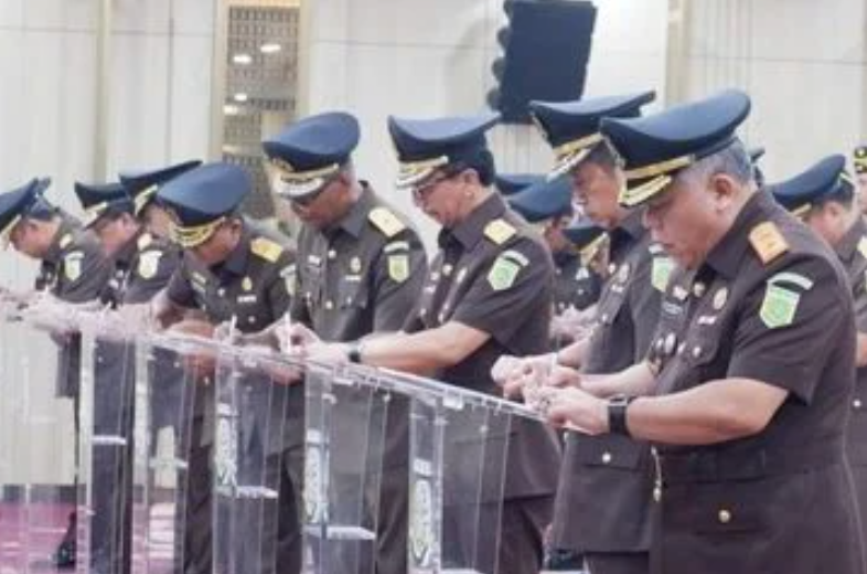 "Jaksa Agung ST Burhanuddin melantik 34 pejabat tinggi Kejaksaan di Gedung Utama Kejaksaan Agung, Jakarta Pusat, Rabu (16/7/2025). (Dok. KEJAKSAAN RI)"