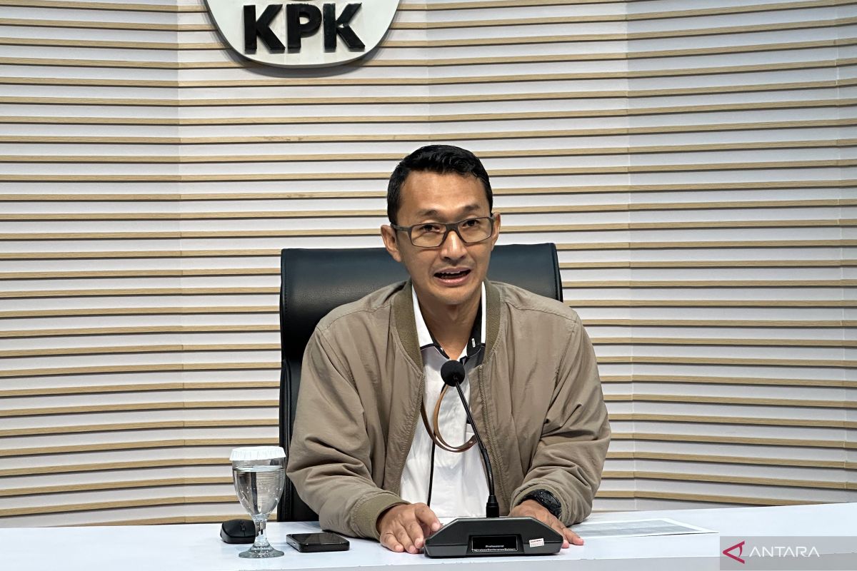 Juru Bicara KPK, Budi Prasetyo, memberikan keterangan resmi terkait penyitaan uang Rp100,7 miliar dari tersangka korupsi Siman Bahar. (Dok. Instagram/@official.kpk)