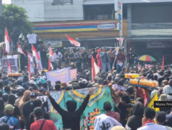 Bupati Pati Sudewo Dilempari Botol Saat Temui Massa, Permintaan Maaf Tak Meredakan Situasi