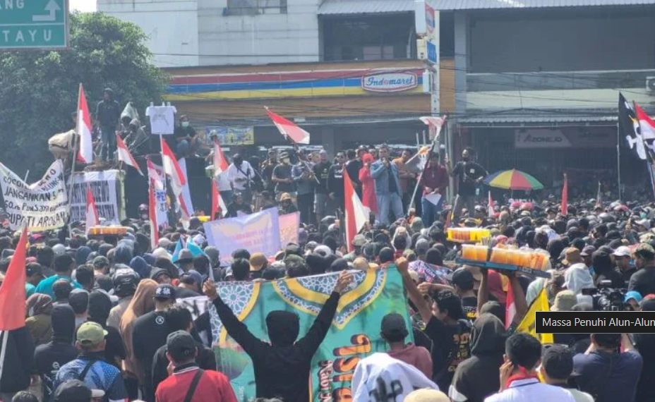 Bupati Pati, Sudewo, saat mencoba memberikan pernyataan di hadapan massa aksi dari atas mobil polisi di depan Kantor Bupati Pati, Rabu (13/8/2025). (Dok. Ist)