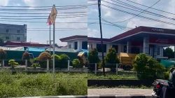 "Polresta Pontianak dan Polsek Pontianak Timur dipertanyakan publik soal pembiaran dugaan penyelewengan BBM Subsidi di SPBU Tanjung Hilir, padahal praktik terjadi dekat Mapolsek. (Dok. Fakta Group)"