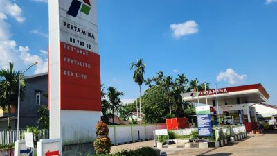 Totem SPBU di Desa Kapur yang tidak mencantumkan tulisan Solar Subsidi. (Dok. Faktakalbar.id)