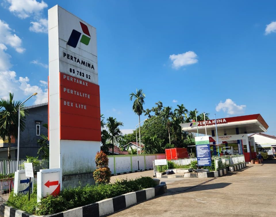 Totem SPBU di Desa Kapur yang tidak mencantumkan tulisan Solar Subsidi. (Dok. Faktakalbar.id)