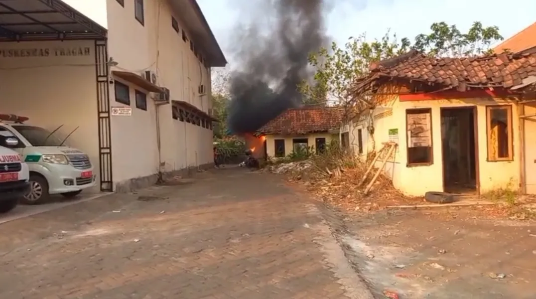 Kebakaran Puskesmas Tragah, Pasien Lari Bawa Infus