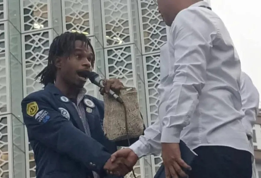 Noken Mahasiswa Papua Diangkat di Depan Stafsus Mensesneg