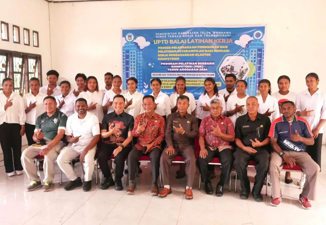 Pemkab Teluk Wondama Latih Warga Anyam Rotan dan Komputer