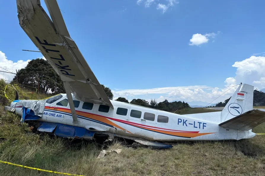 Pesawat Asian One Air Sugapa Tergelincir, 10 Orang Selamat