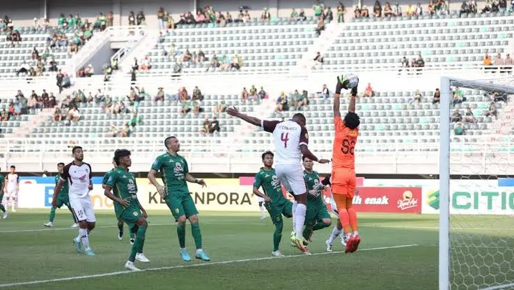 PSM Makassar Kalahkan Persebaya 1-0 Lewat Gol Bunuh Diri