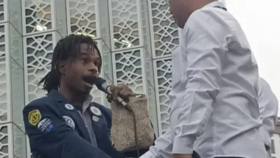 Noken Mahasiswa Papua Diangkat di Depan Stafsus Mensesneg
