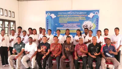 Pemkab Teluk Wondama Latih Warga Anyam Rotan dan Komputer
