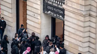 Penjarahan Prancis: Hermès hingga Toko Roti Dibobol Massa