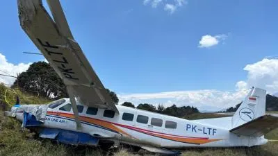 Pesawat Asian One Air Sugapa Tergelincir, 10 Orang Selamat