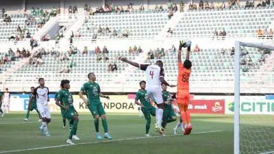 PSM Makassar Kalahkan Persebaya 1-0 Lewat Gol Bunuh Diri