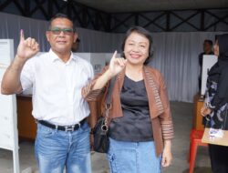 Pj Bupati Sanggau dan Istri Gunakan Hak Pilih di TPS 04 Kelurahan Ilir Kota