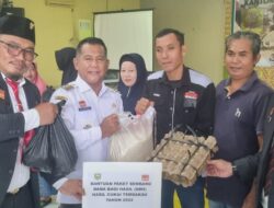 Pemkab Sanggau Salurkan Bansos ke Ketua RT dan Kader Posyandu